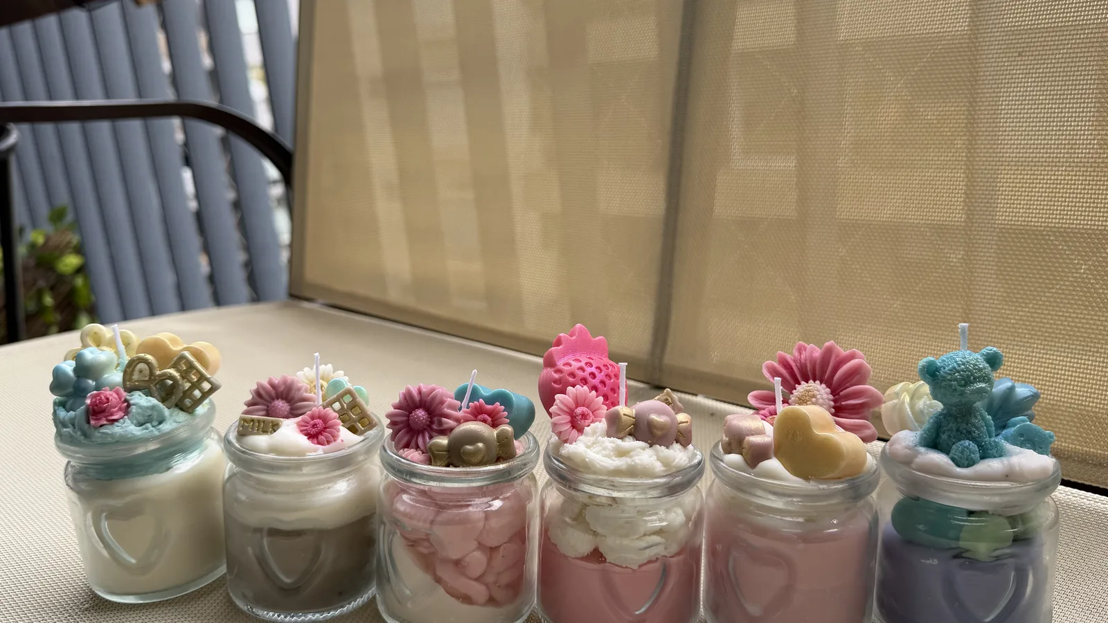Fila de velas en frasco tipo postre