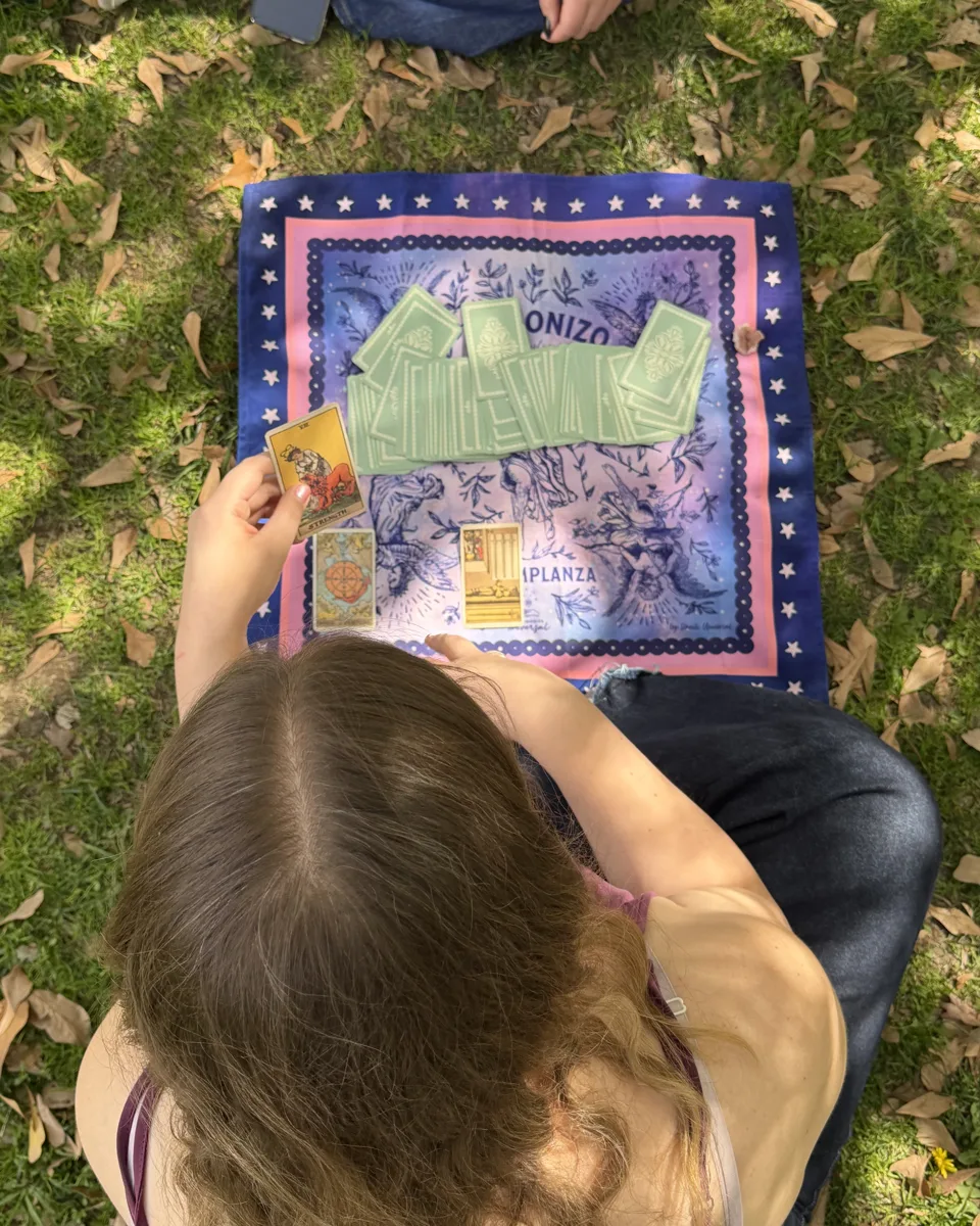 Lectura de tarot de Auristal sobre un paño lavanda